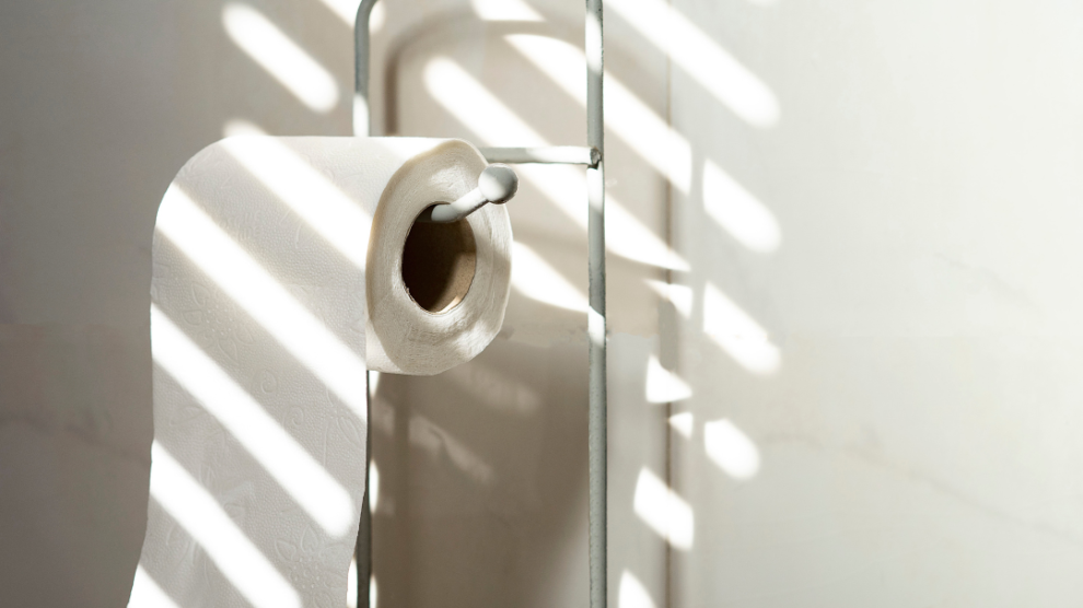 how to hang toilet paper